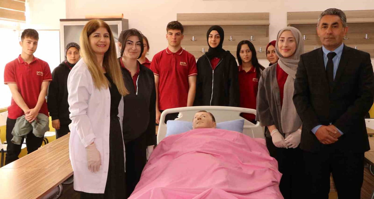 ERZİNCAN'DAKİ ATATÜRK MESLEKİ VE TEKNİK ANADOLU LİSESİ HASTA VE YAŞLI HİZMETLERİ ALANI...