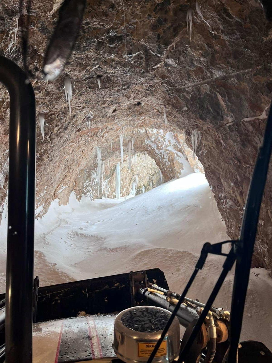 Erzincan'ın Kemaliye ilçesindeki "dünyanın en zorlu yolları" arasında gösterilen Taş Yolu'na çığ...