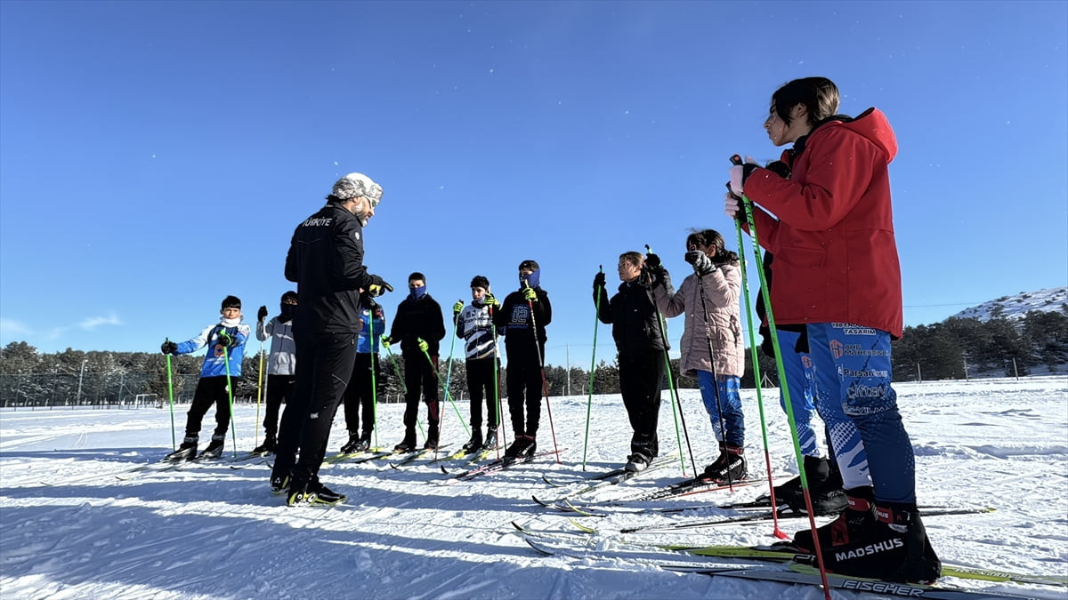Erzincan'ın Refahiye ilçesindeki Dumanlı Tabiat Parkı'nda kampa giren 11-15 yaş arası kayaklı koşu...