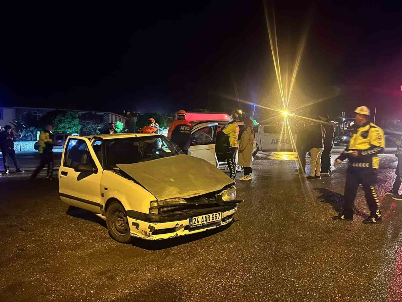 ERZİNCAN’DA 2 ARACIN ÇARPIŞTIĞI KAZADA 5 KİŞİ YARALANDI