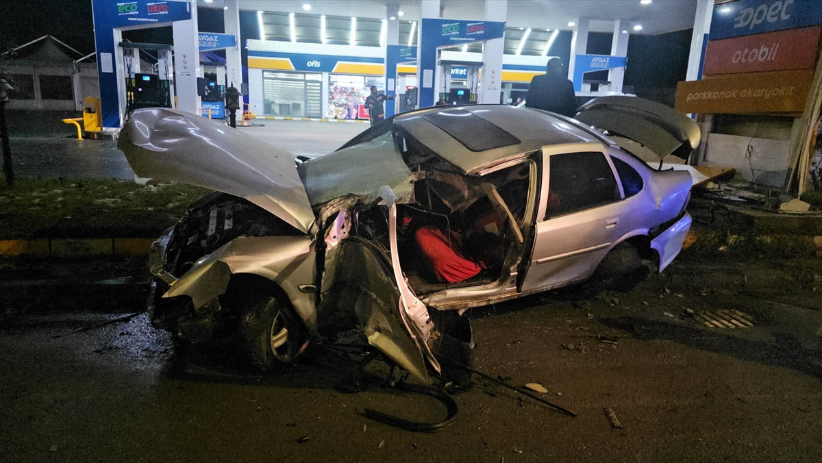 Erzincan’da akaryakıt istasyonunun fiyat panosuna çarpan otomobilin sürücüsü yaralandı.