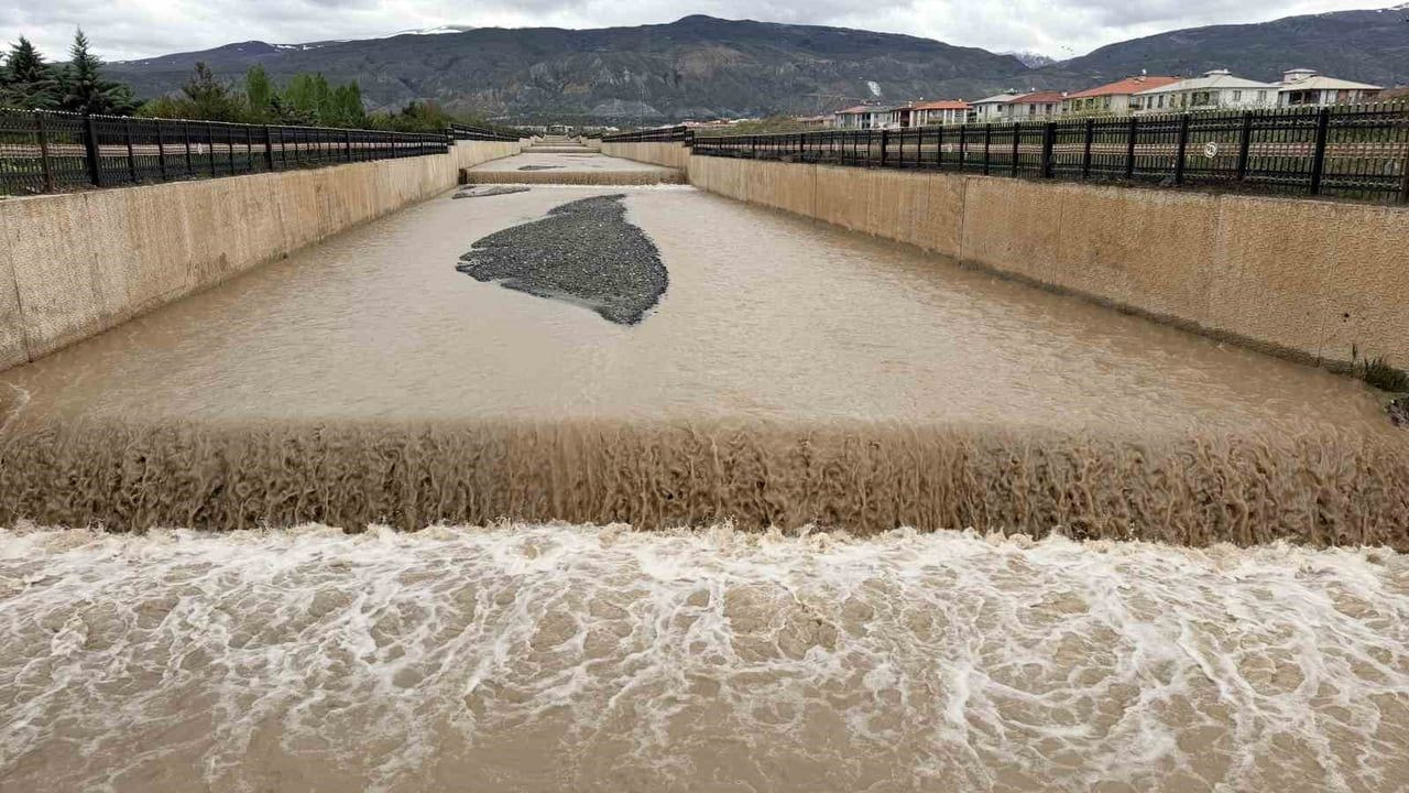 Erzincan'da Aşırı Yağışlar Tarım Arazilerine Zarar Verdi