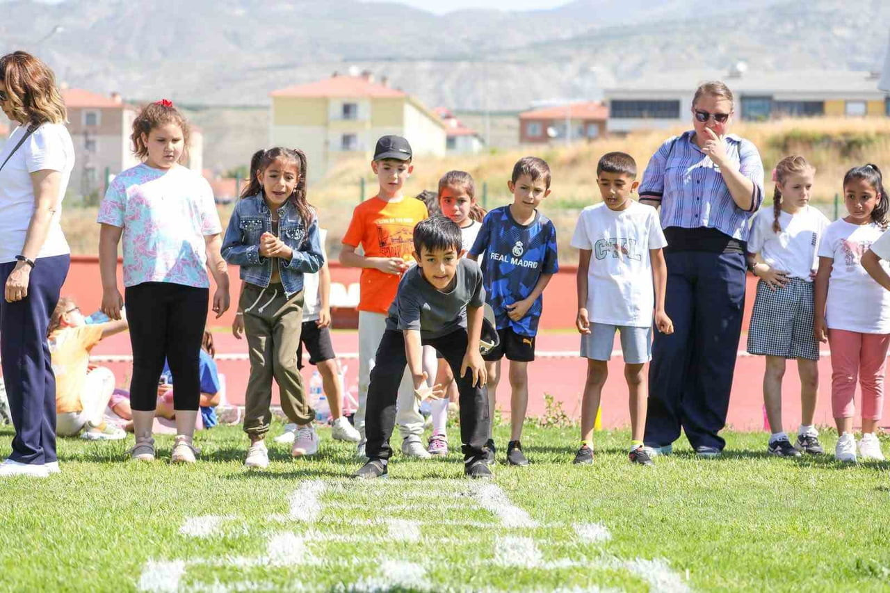 ERZİNCAN’DA ÇOCUKLARIN GELENEKSEL OYUNLARLA BULUŞMASINI SAĞLAMAK AMACIYLA DÜZENLENEN GELENEKSEL...
