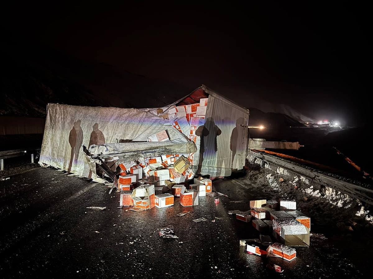 Erzincan’da devrilen elektrik malzemesi yüklü tır, Erzincan-Sivas kara yolunda ulaşımın aksamasına...