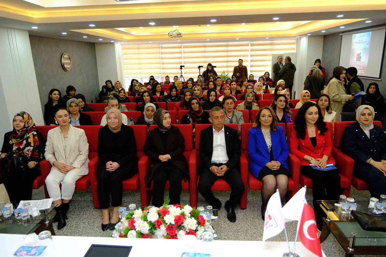 ERZİNCAN’DA DÜZENLENEN "ZİRVEDE KADIN VAR!" ETKİNLİĞİ, KADIN GİRİŞİMCİLERİN BAŞARI HİKÂYELERİNE EV...