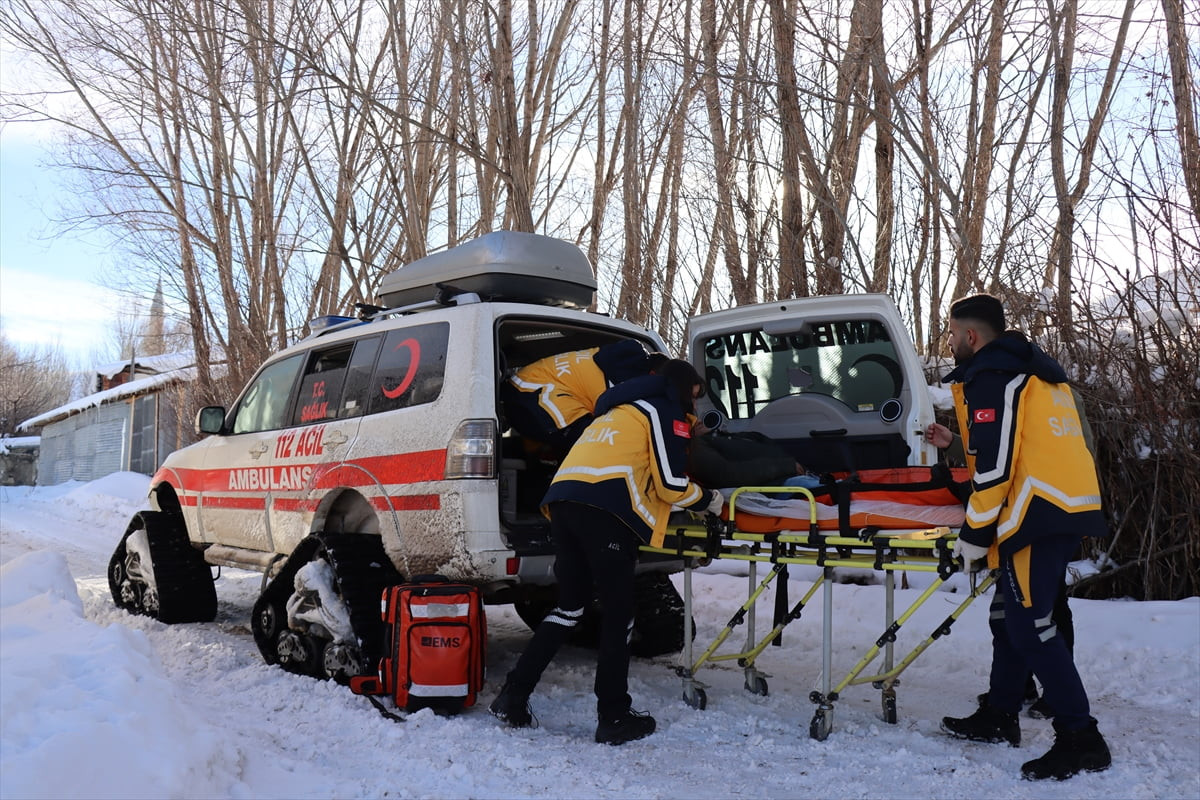 Erzincan’da etkisini sürdüren yoğun kar yağışı ve dondurucu soğuklara rağmen 112 Acil Sağlık...