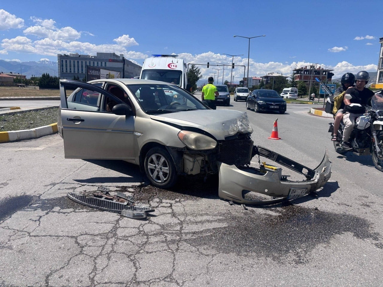 ERZİNCAN’DA İKİ OTOMOBİL ÇARPIŞTI: ARAÇLAR HURDAYA DÖNDÜ