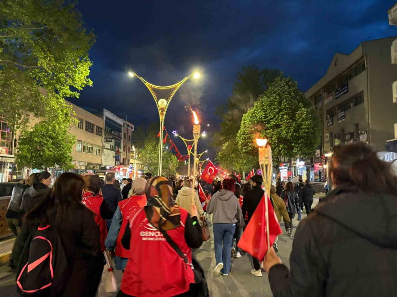 ERZİNCAN’DA MEŞALELİ 19 MAYIS YÜRÜYÜŞÜ DÜZENLENDİ