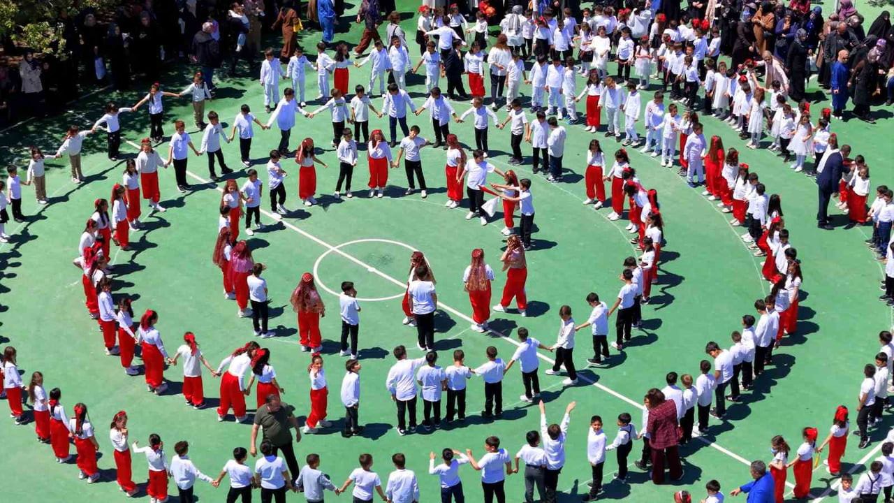 ERZİNCAN’DA OKUL BAHÇESİNDE REKOR HALAY HALKASI: 500 KİŞİ AYNI ANDA DÜZ HALAY OYNADI