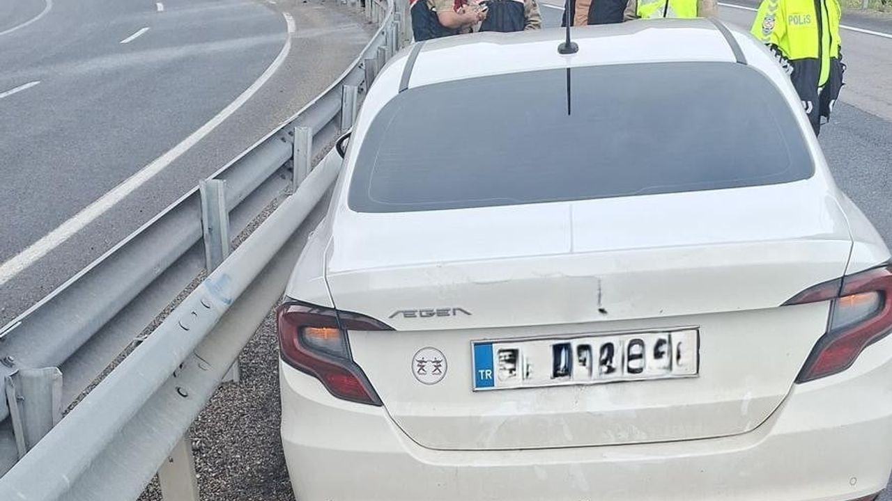 Erzincan'da Otomobil Bariyeri Aştı