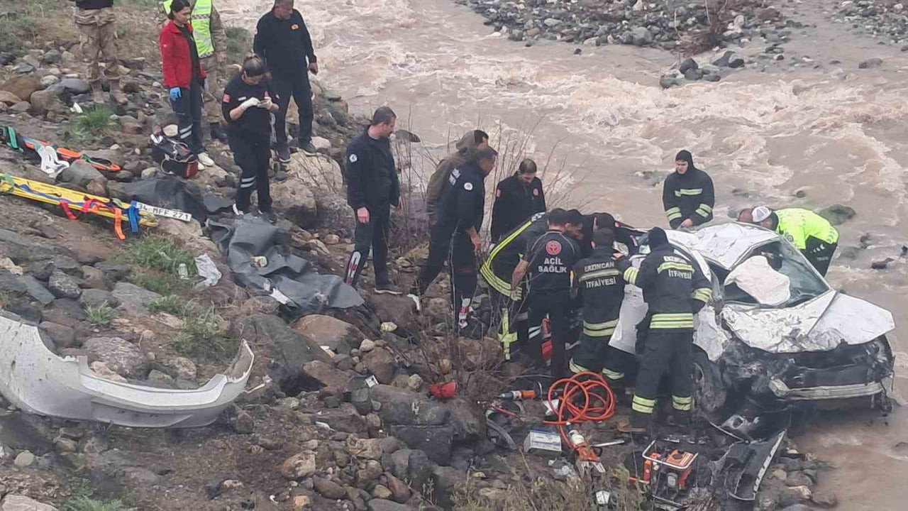 ERZİNCAN’DA OTOMOBİL DEREYE UÇTU: 2 ÖLÜ, 1 AĞIR YARALI