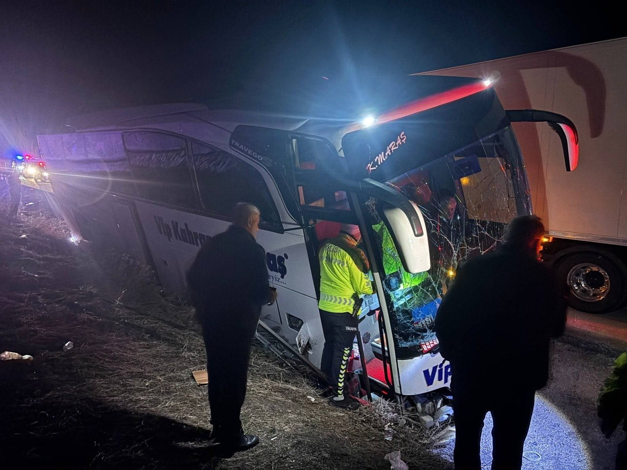 ERZİNCAN’DA SAKALTUTAN GEÇİDİ MEVKİİNDE YOLCU OTOBÜSÜNÜN BARİYERLERE ÇARPARAK YOLDAN ÇIKTIĞI...