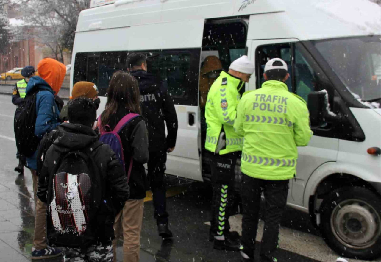 ERZİNCAN’DA ŞEHİR İÇİ TOPLU TAŞIMA ÜCRETLERİNE YAPILAN ZAMMIN ARDINDAN OKUL SERVİS ÜCRETLERİNDE DE...