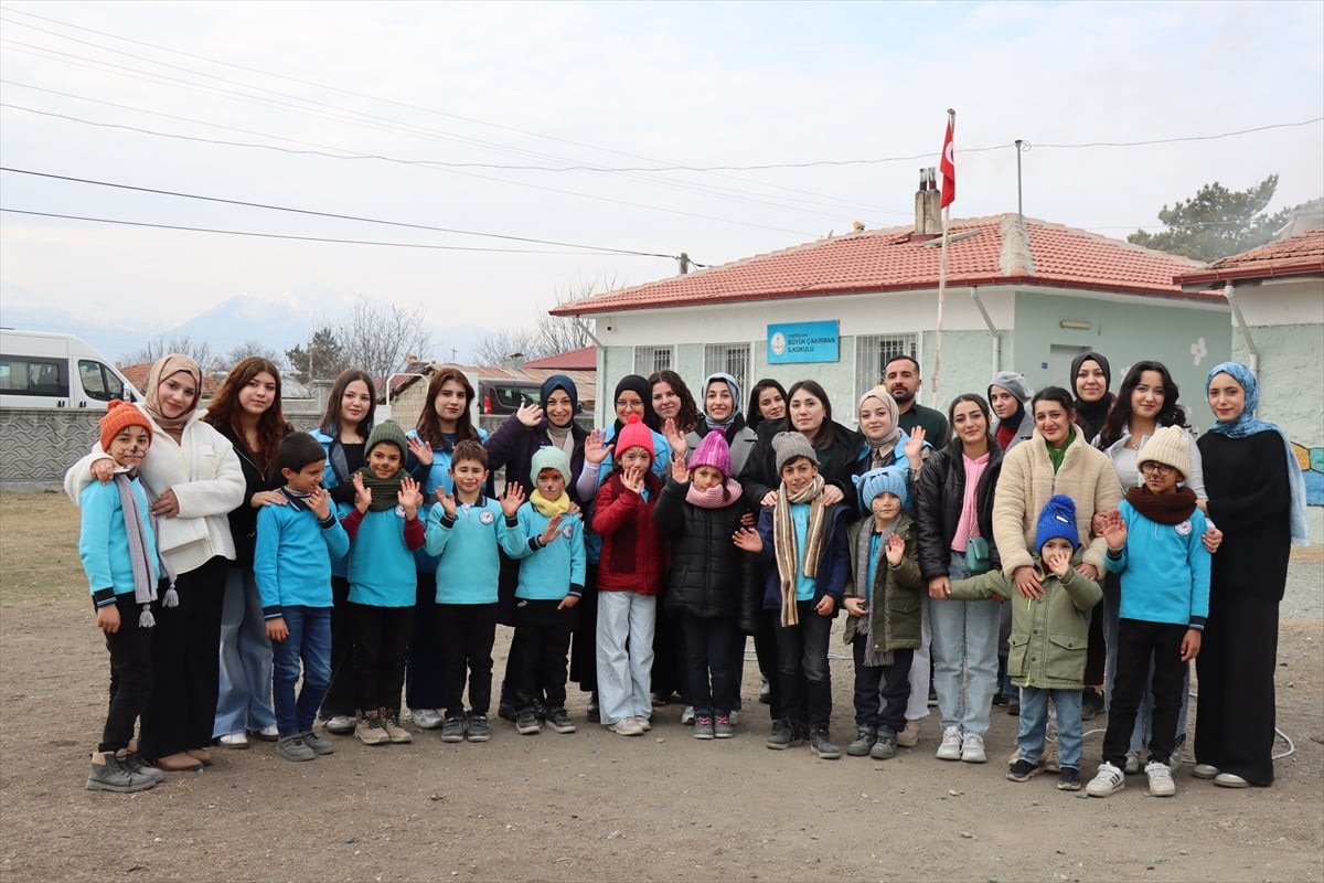 Erzincan’da üniversiteli gönüllü gençler, yurtlarda ördükleri atkı ve bereleri köy okullarındaki...