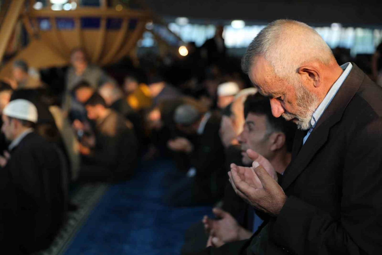 ERZİNCAN’DA VATANDAŞLAR BAYRAM NAMAZI İÇİN CAMİLERE AKIN ETTİ