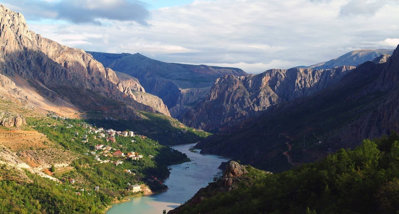 ERZİNCAN’IN KEMALİYE İLÇESİNDE BİR KAYALIĞIN ZİRVESİNE YAPILAN VE 96 BASAMAKLA ÇIKILAN EV...