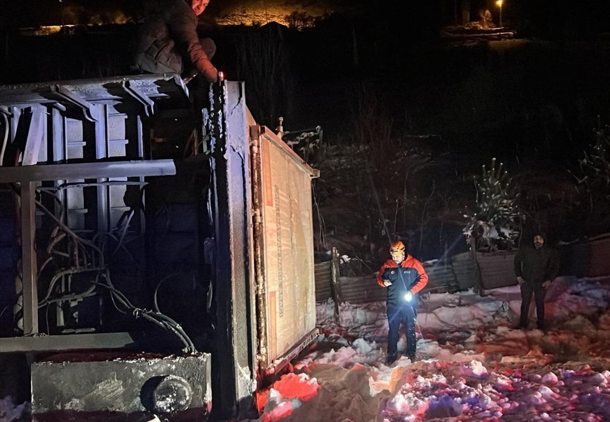 Erzincan’ın Refahiye ilçesinde devrilen tırdaki 47 büyükbaş hayvan, AFAD, itfaiye ve Tarım Orman...