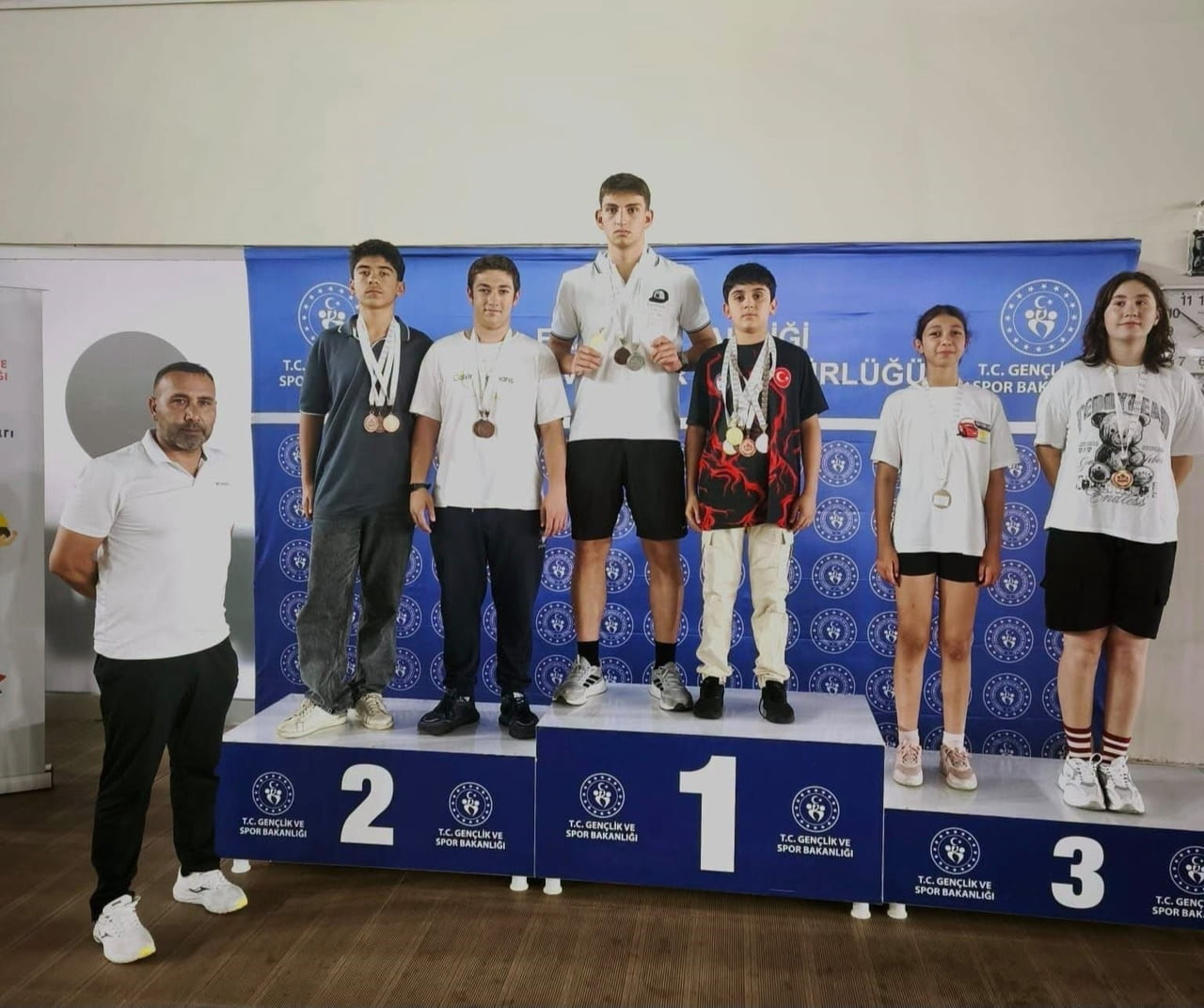 ERZİNCANLI YÜZÜCÜLER ANALİG BÖLGE MÜSABAKALARINDAN 12 MADALYAYLA DÖNDÜ