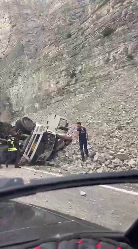 ERZURUM-ARTVİN KARA YOLU UZUNDERE İLÇESİ YEDİGÖLLER MEVKİİNDE AKŞAM SAATLERİNDE MEYDANA GELEN FECİ...