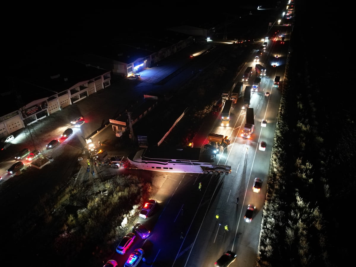 Erzurum-Artvin kara yolunda manevra sırasında dorsesi yola oturan gemi yüklü tır ulaşımın...