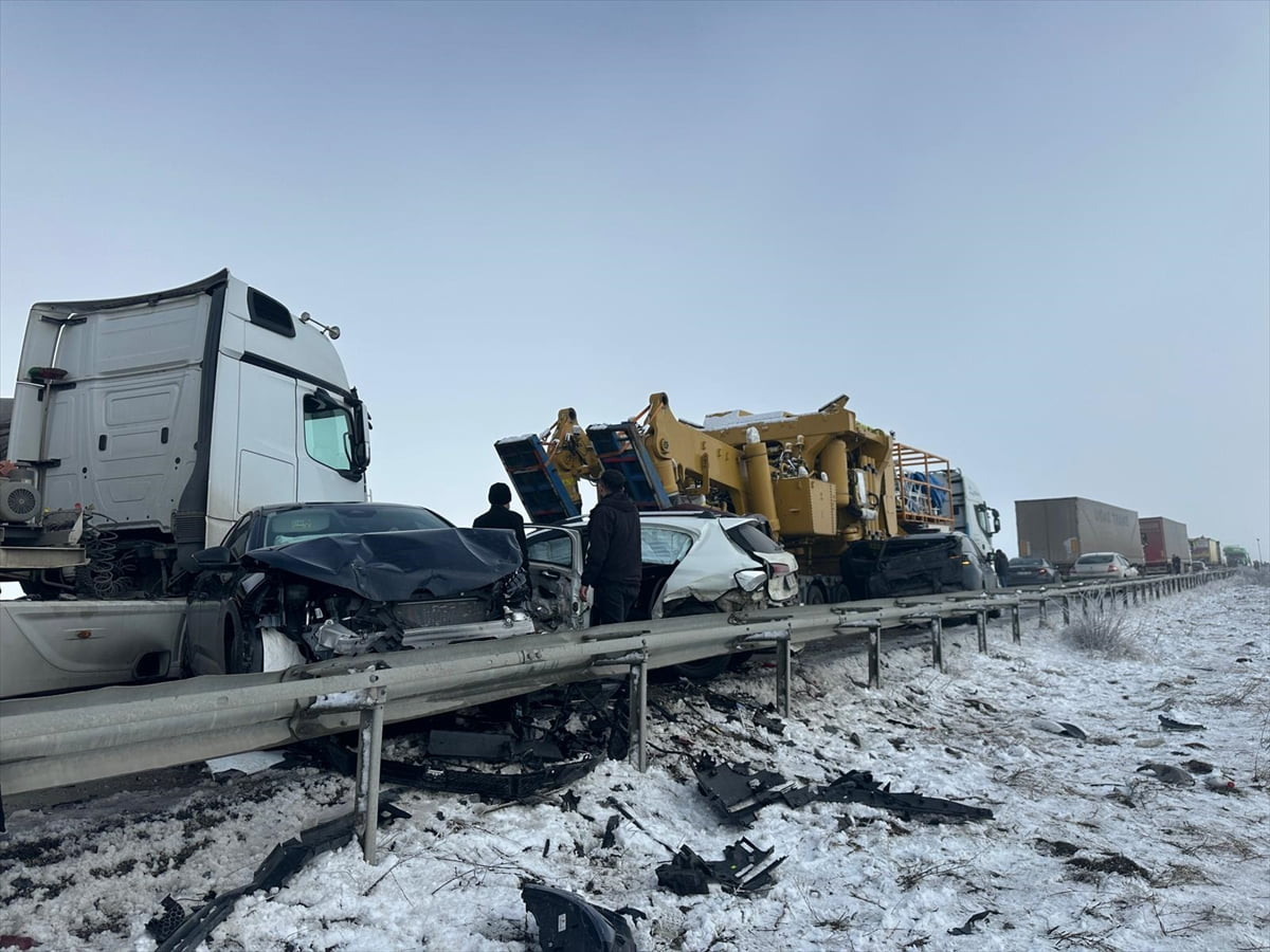 Erzurum Aşkale ilçesinde çok sayıda aracın karıştığı zincirleme trafik kazası meydana...