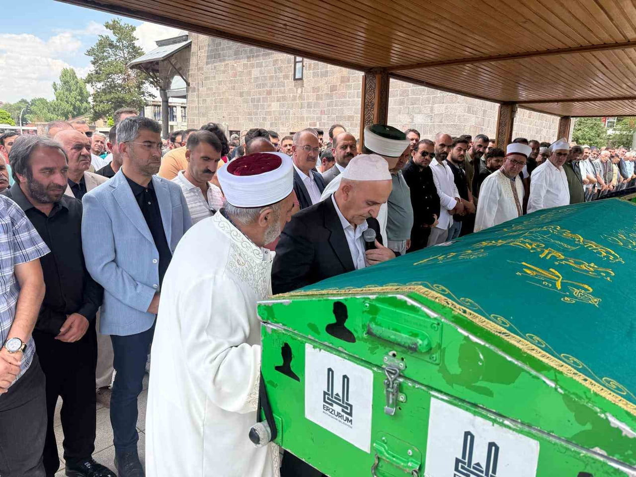 ERZURUM BAROSU AVUKATLARINDAN MUSTAFA ÇELEBİ'NİN AĞABEYİ AHMET ÇELEBİ, BUGÜN NARMANLI CAMİİ'NDE...