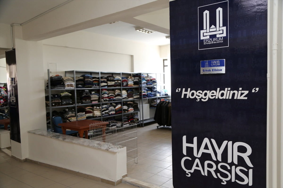 Erzurum Büyükşehir Belediye Başkanı Mehmet Sekmen, Hayır Çarşısı Projesi ile vatandaşlara gıda...