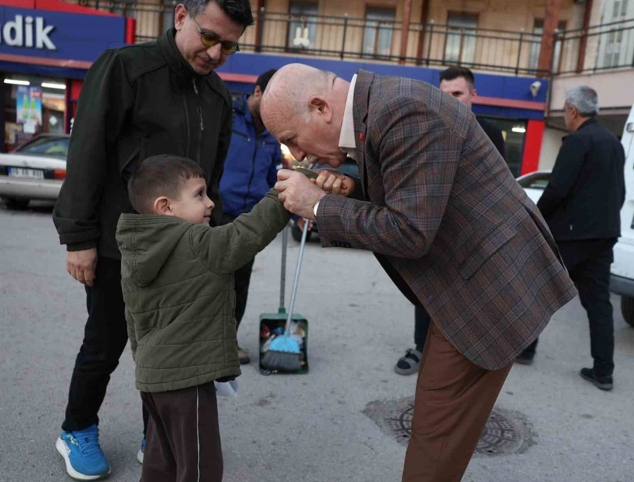 ERZURUM BÜYÜKŞEHİR BELEDİYE BAŞKANI MEHMET SEKMEN, KENT MERKEZİNDEKİ SAHA GEZİLERİNİ ARALIKSIZ...