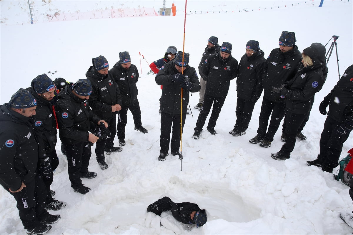 Erzurum Büyükşehir Belediyesi Arama ve Kurtarma (ERAKUT) gönüllüleri, olası çığ olaylarına hızlı...
