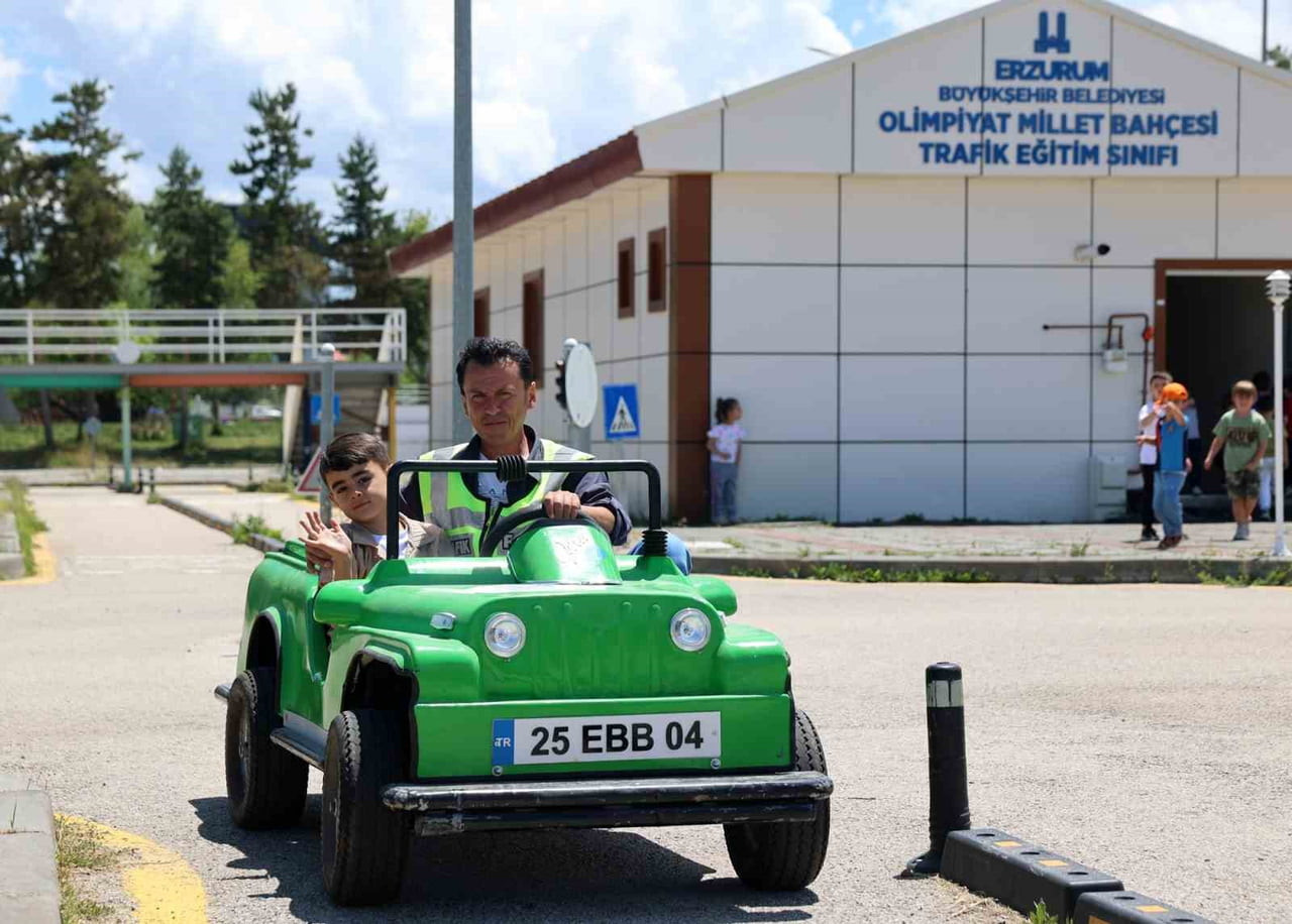 ERZURUM BÜYÜKŞEHİR BELEDİYESİ, İLKÖĞRETİM ÇAĞINDAKİ ÇOCUKLARA TRAFİK EĞİTİMİ...