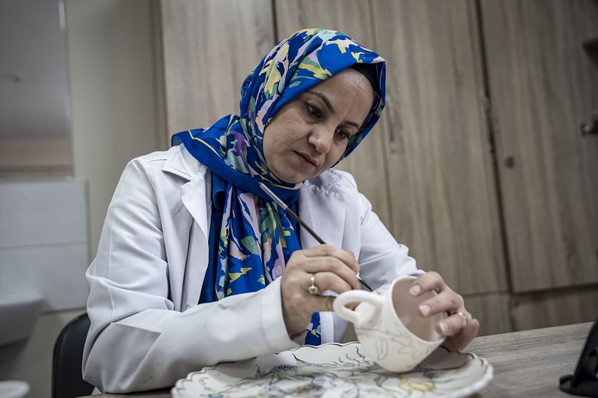 Erzurum Büyükşehir Belediyesi tarafından açılan çini kursuna katılan çoğunluğu kadın kursiyerler...