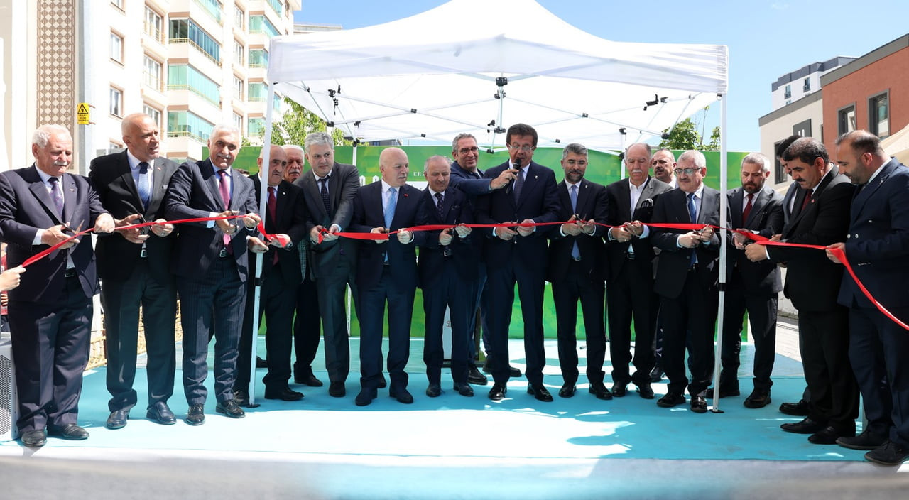 ERZURUM BÜYÜKŞEHİR BELEDİYESİ TARAFINDAN İNŞA EDİLEN AV. AHMET KÜÇÜKLER PARKI İLE EZEL ERVERDİ...