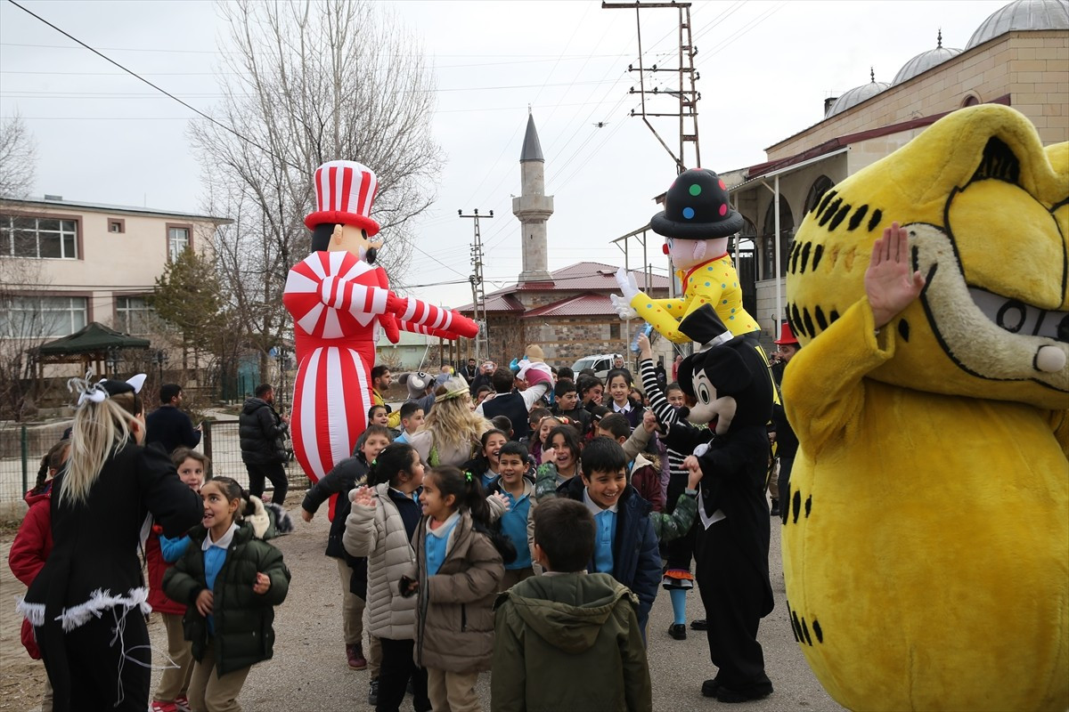 Erzurum Devlet Tiyatrosu tarafından kırsal kesimde yaşayan çocukları tiyatroyla buluşturmak...