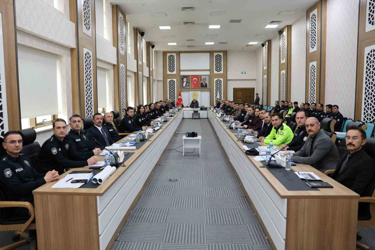 ERZURUM EMNİYET MÜDÜRÜ ONUR KARABURUN,  YÖNETİCİLERİN DE KATILIMIYLA ‘‘2026 YILI İLK ÇEYREĞİ...
