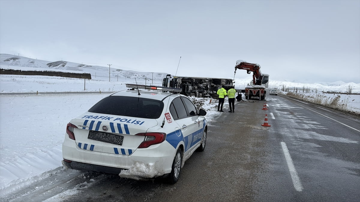 Erzurum-Erzincan kara yolunda kar ve tipi nedeniyle ulaşım güçlükle sağlanıyor. Kar yağışı ve tipi...