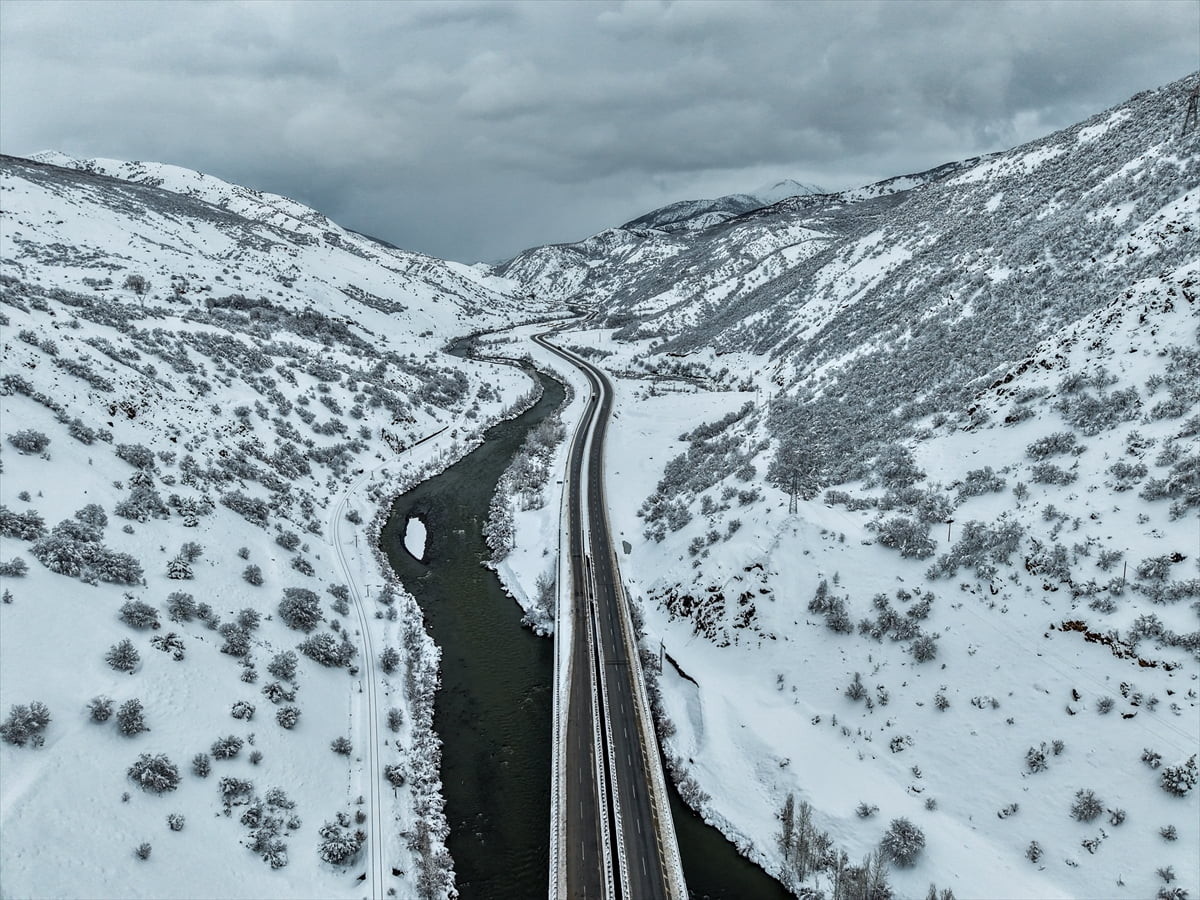 Erzurum-Erzincan kara yolundaki karla kaplı Karasu Nehri çevresi güzel görüntü oluşturdu.
