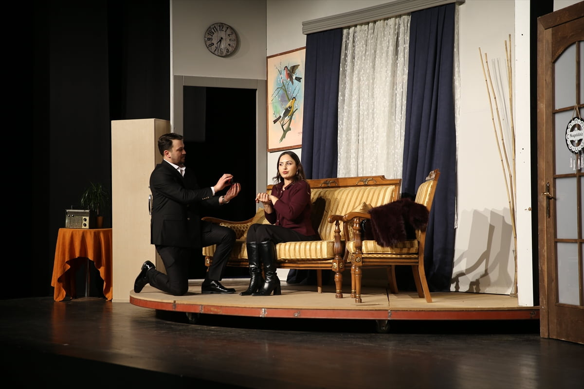 Erzurum İl Emniyet Müdürlüğü ekipleri, uyuşturucunun zararlarını tiyatro oyunuyla anlattı....