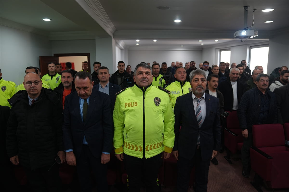 Erzurum İl Emniyet Müdürü Onur Karaburun (sol 3), Trafik Kanunu'ndaki düzenleme sonrası kentteki...