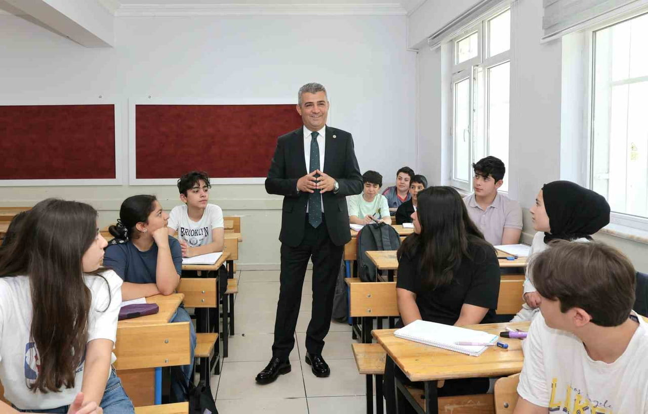 ERZURUM İL MİLLÎ EĞİTİM MÜDÜRÜ SÜLEYMAN EKİCİ, ÖMER NASUHİ BİLMEN ORTAOKULUNU ZİYARET EDEREK BU...