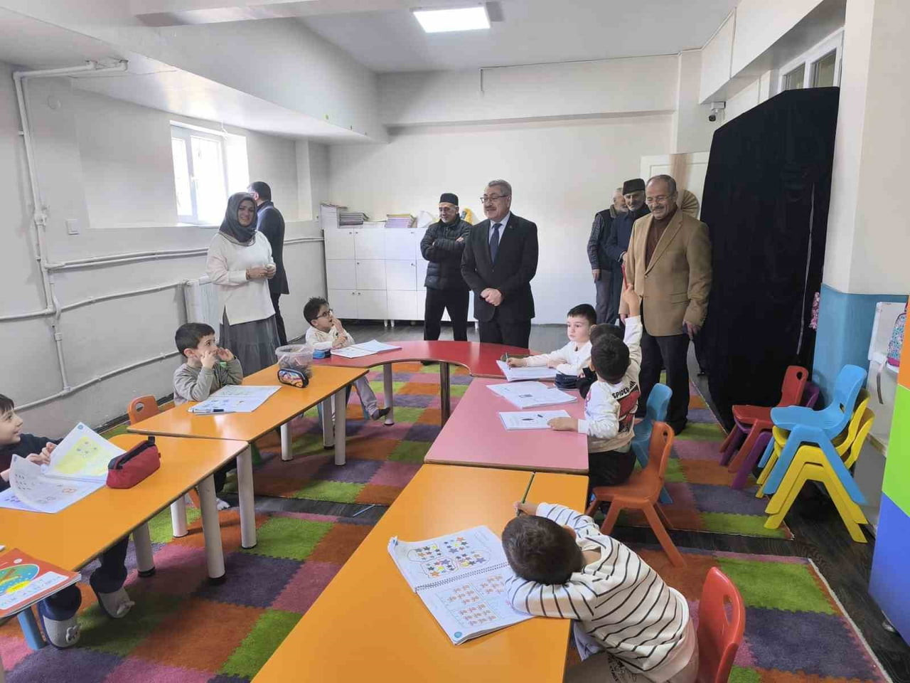 ERZURUM İL MÜFTÜSÜ YAŞAR ÇAPÇI, HACI OSMAN EFENDİ CAMİİ 4-6 YAŞ KUR’AN KURSU’NU ZİYARET EDEREK...