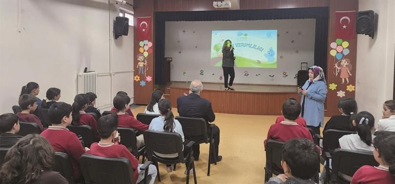 ERZURUM İL TARIM VE ORMAN MÜDÜRLÜĞÜ, PALANDÖKEN İLÇESİNDE GERÇEKLEŞTİRDİĞİ ETKİNLİKTE ÖĞRENCİLERLE...