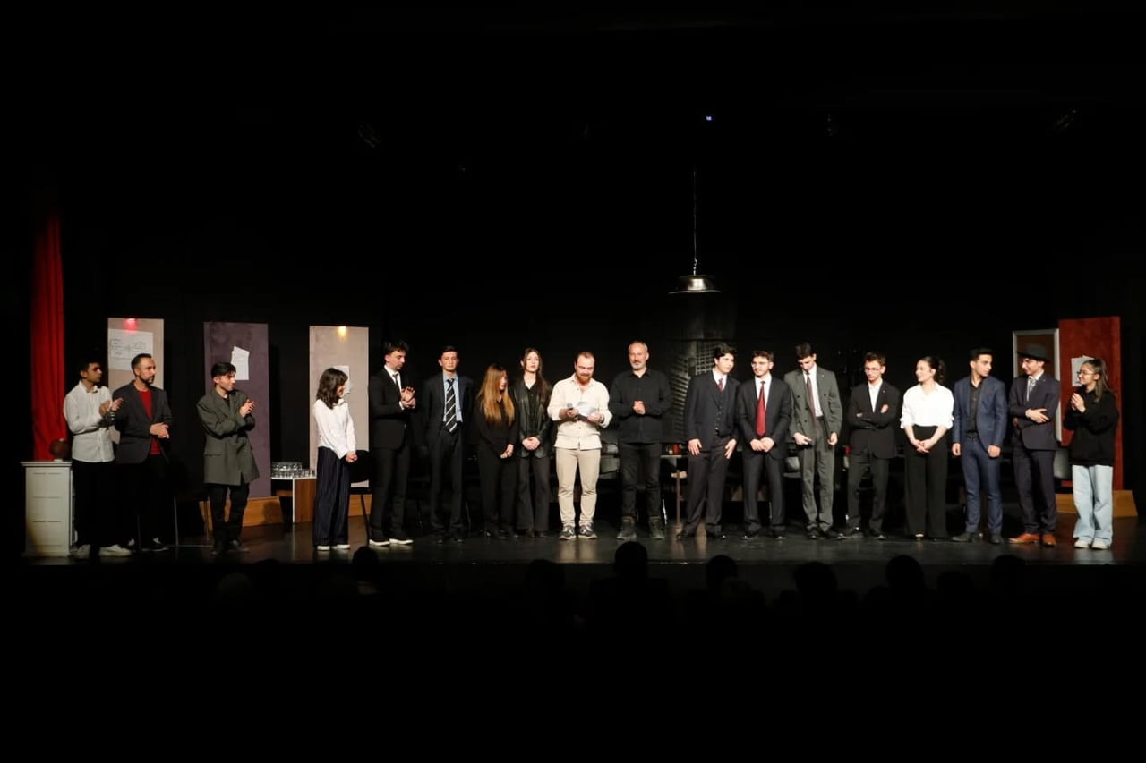 ERZURUM LİSESİ ÖĞRENCİLERİ TARAFINDAN SAHNELENEN "12 ÖFKELİ" ADLI TİYATRO OYUNU, İBRAHİM ERKAL...