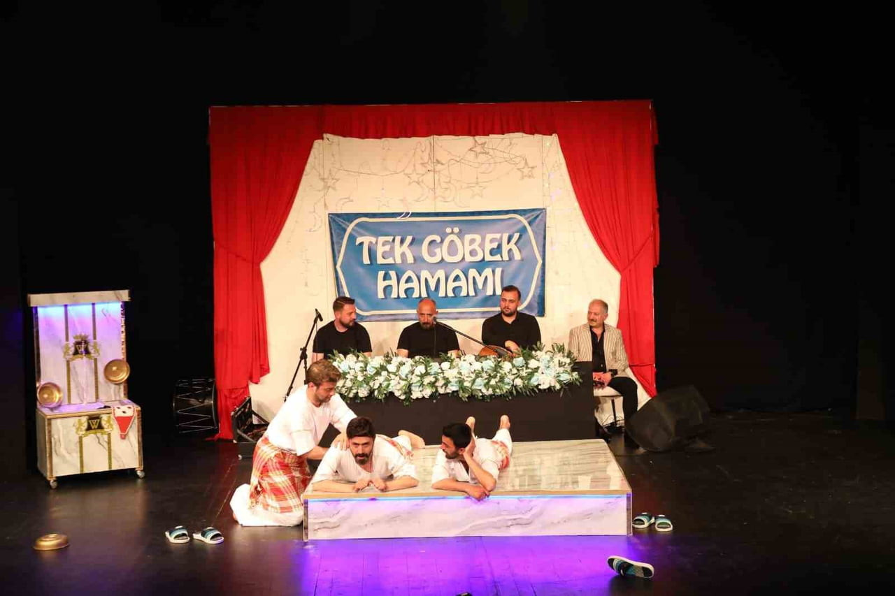 ERZURUM ŞEHİR TİYATROLARI "HANÇER HAVASI" İLE ORDU’DA SAHNE ALDI