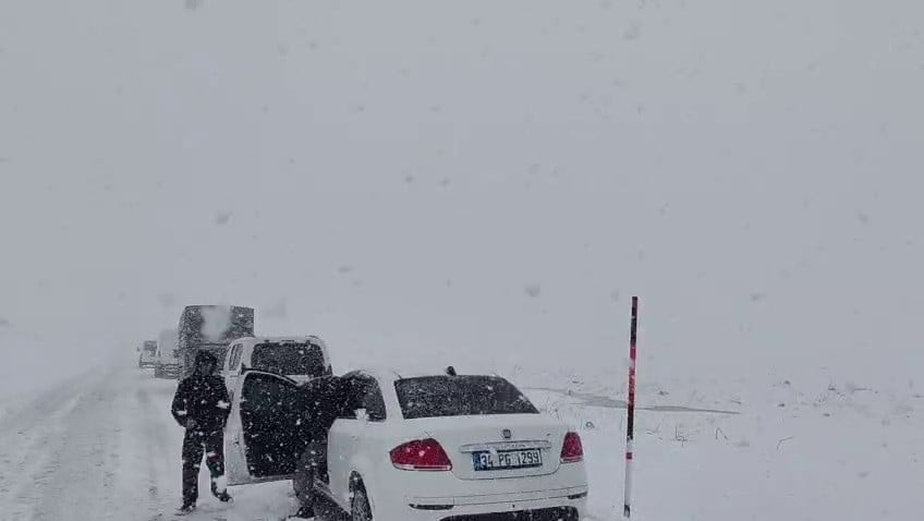 ERZURUM-TEKMAN KARA YOLU PALANDÖKEN GEÇİDİNDE KAR VE TİPİ SÜRÜCÜLERE ZOR ANLAR YAŞATTI.