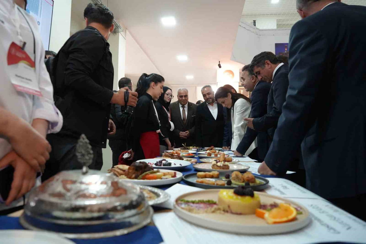 ERZURUM VALİ YARDIMCISI GÜHER SİNEM BÜYÜKNALÇACI DA YEMEKLERİ DİKKATLE İNCELEDİ