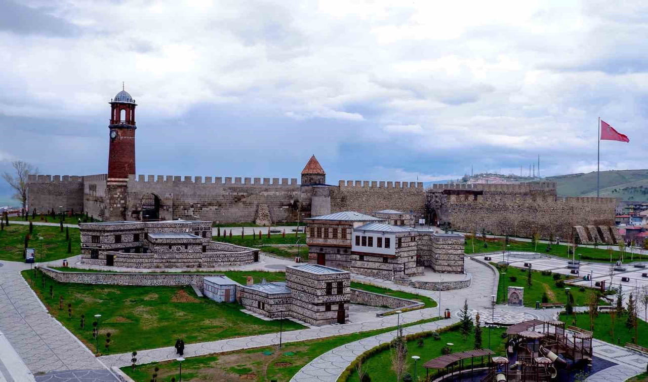 ERZURUM VALİLİĞİ VERİLERİNE GÖRE, KENTİN STRATEJİK KONUMU DOĞRULTUSUNDA ULAŞIM, TURİZM, EĞİTİM VE...
