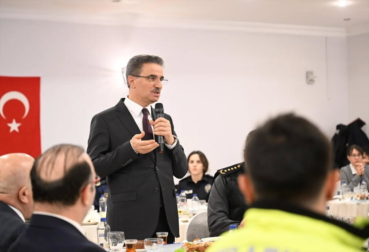 Erzurum Valisi Aydın Baruş, zorlu kış koşullarında görev alan polislerle iftarda bir araya geldi....