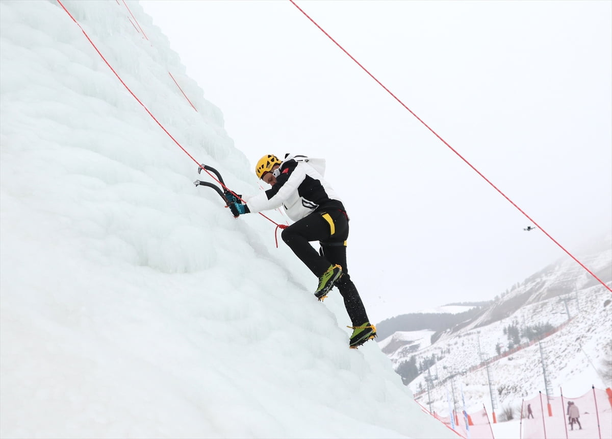 Erzurum Valisi Mustafa Çiftçi, Palandöken Kayak Merkezi'nde bulunan 20 metre yüksekliğindeki yapay...