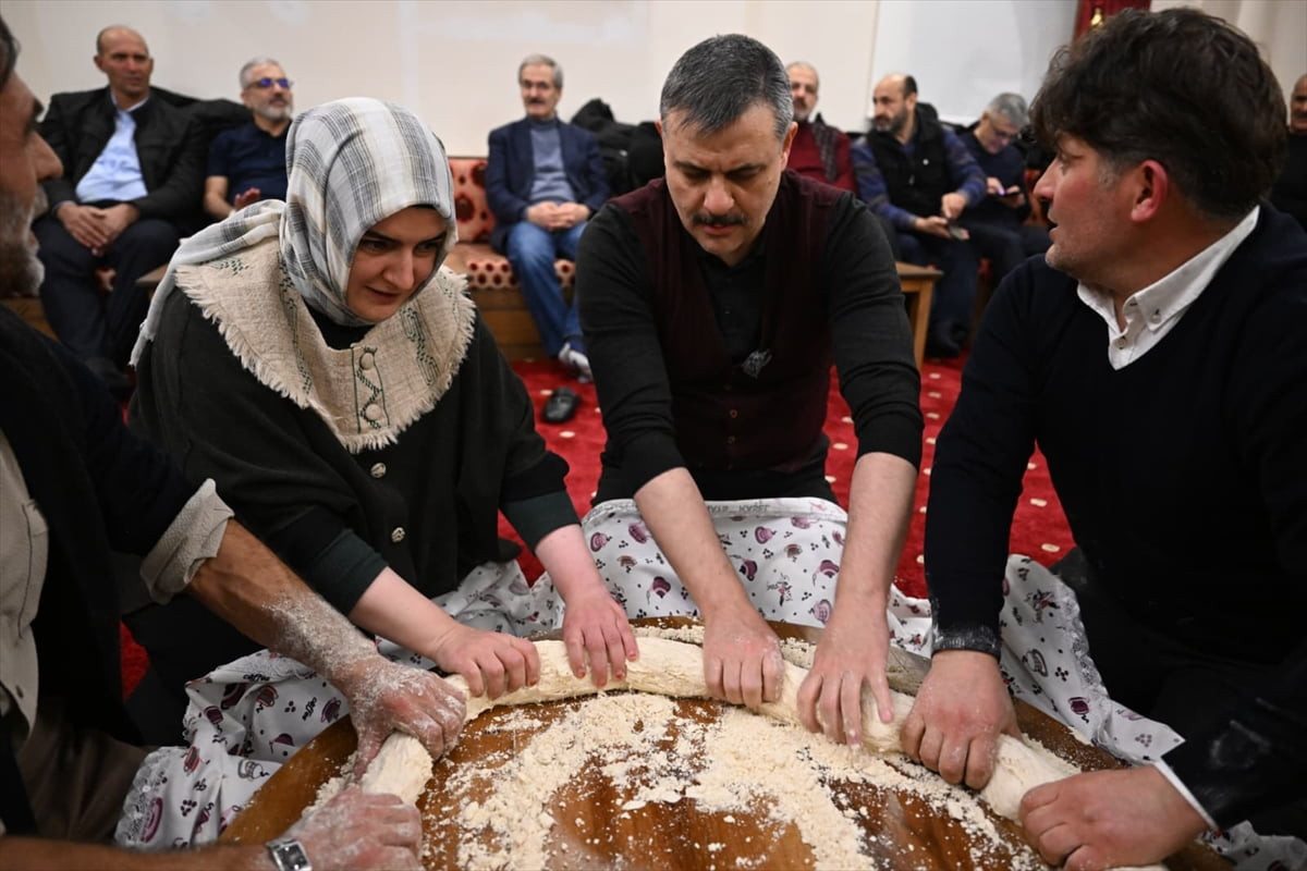 Erzurum Valisi Mustafa Çiftçi (sağ2) özellikle kış aylarında köylerde yapılan tel helvası çekimine...
