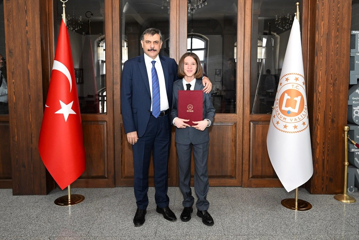Erzurum Valisi Mustafa Çiftçi'ye hayranlık duyduğu için "hafız vali" olma hayalini kuran 12...
